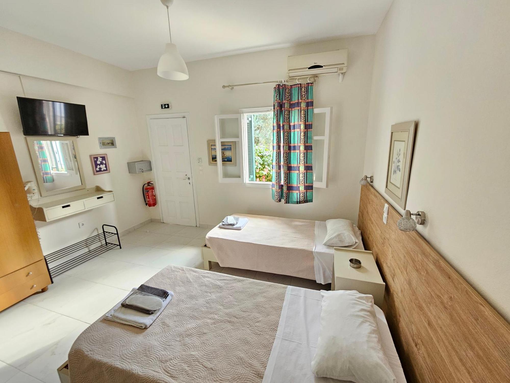 Lora Studios Ipsos Luaran gambar
