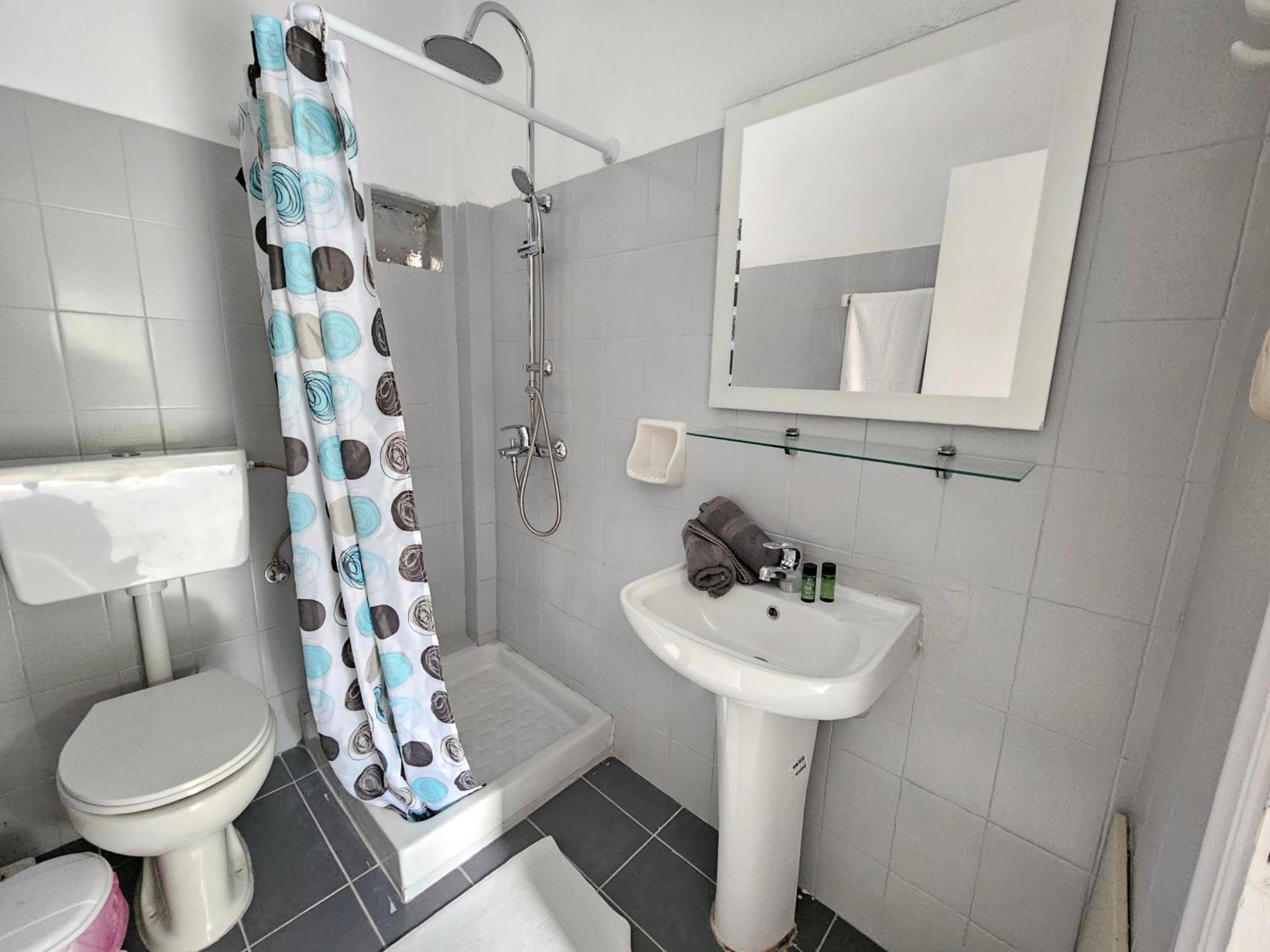 Lora Studios Ipsos Luaran gambar